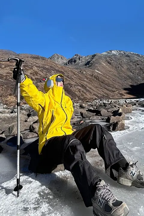 ラクダ アウトドア登山杖【カーボンファイバー製・超軽量・伸縮式】