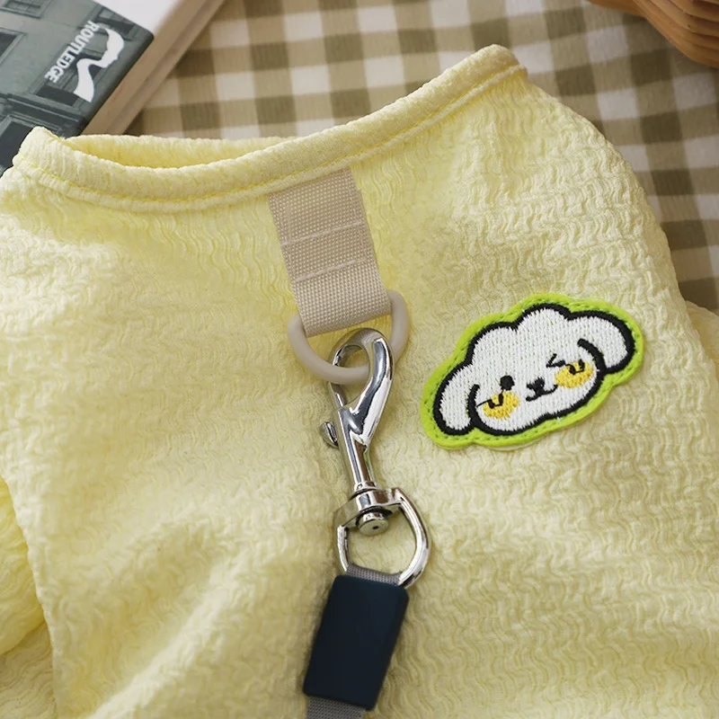 犬用Tシャツ PETa：春にぴったりの薄手防汚デザインと引き綱付きの実用性