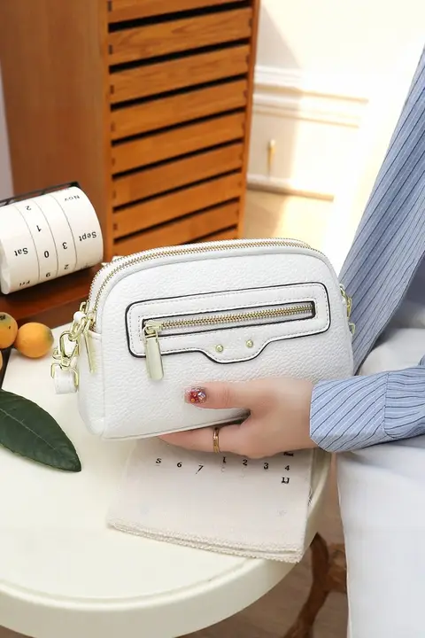 多層デザインの斜め掛けバッグ【シンプル・軽量・スマホ収納可能】