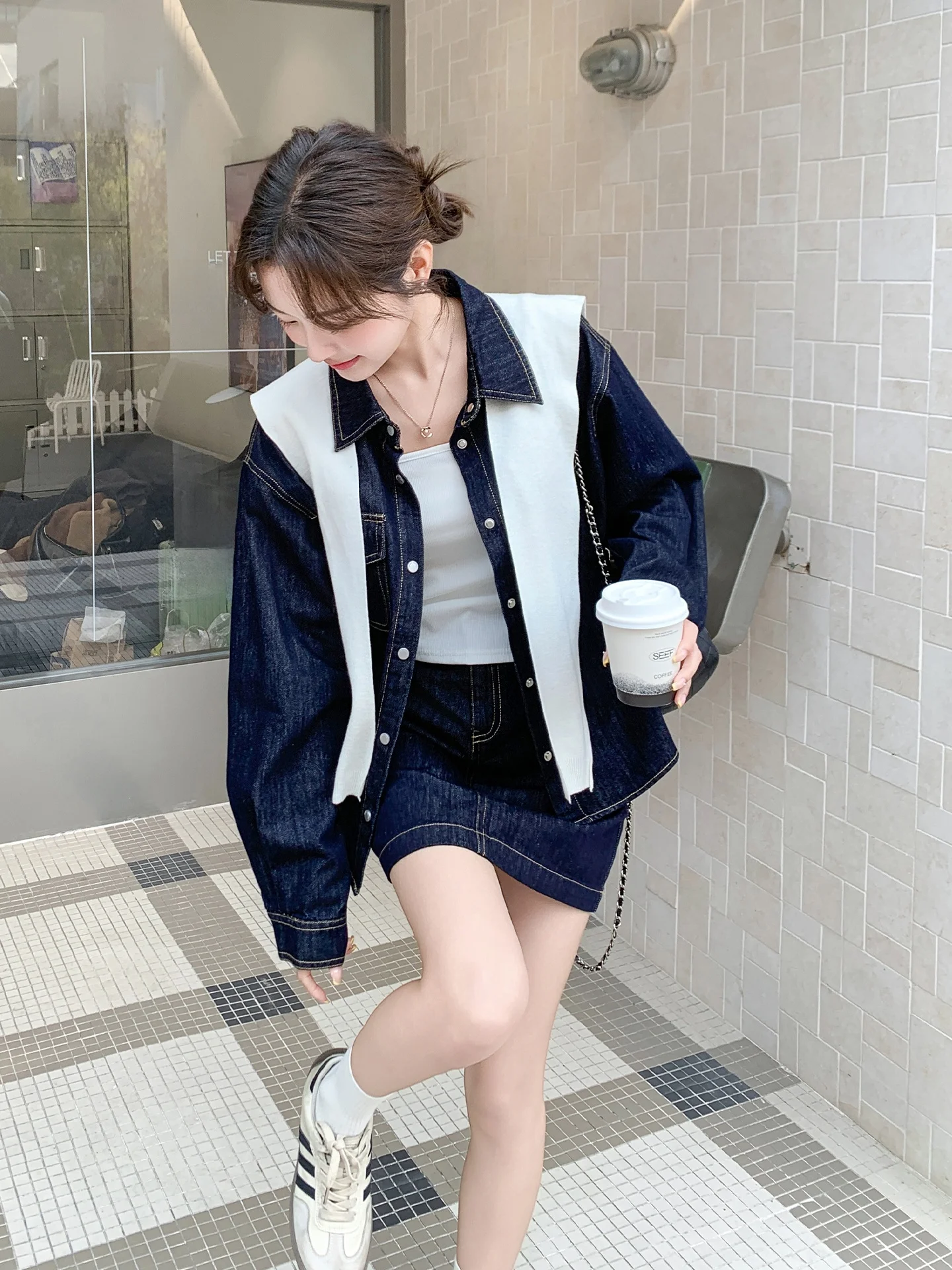 レトロデザインのデニムシャツとミニスカートセット：きれいめコーデに最適な春秋対応スタイル