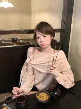 無地の不規則なリボン付きオフショルダーシャツ【春用・カジュアル・女性用】