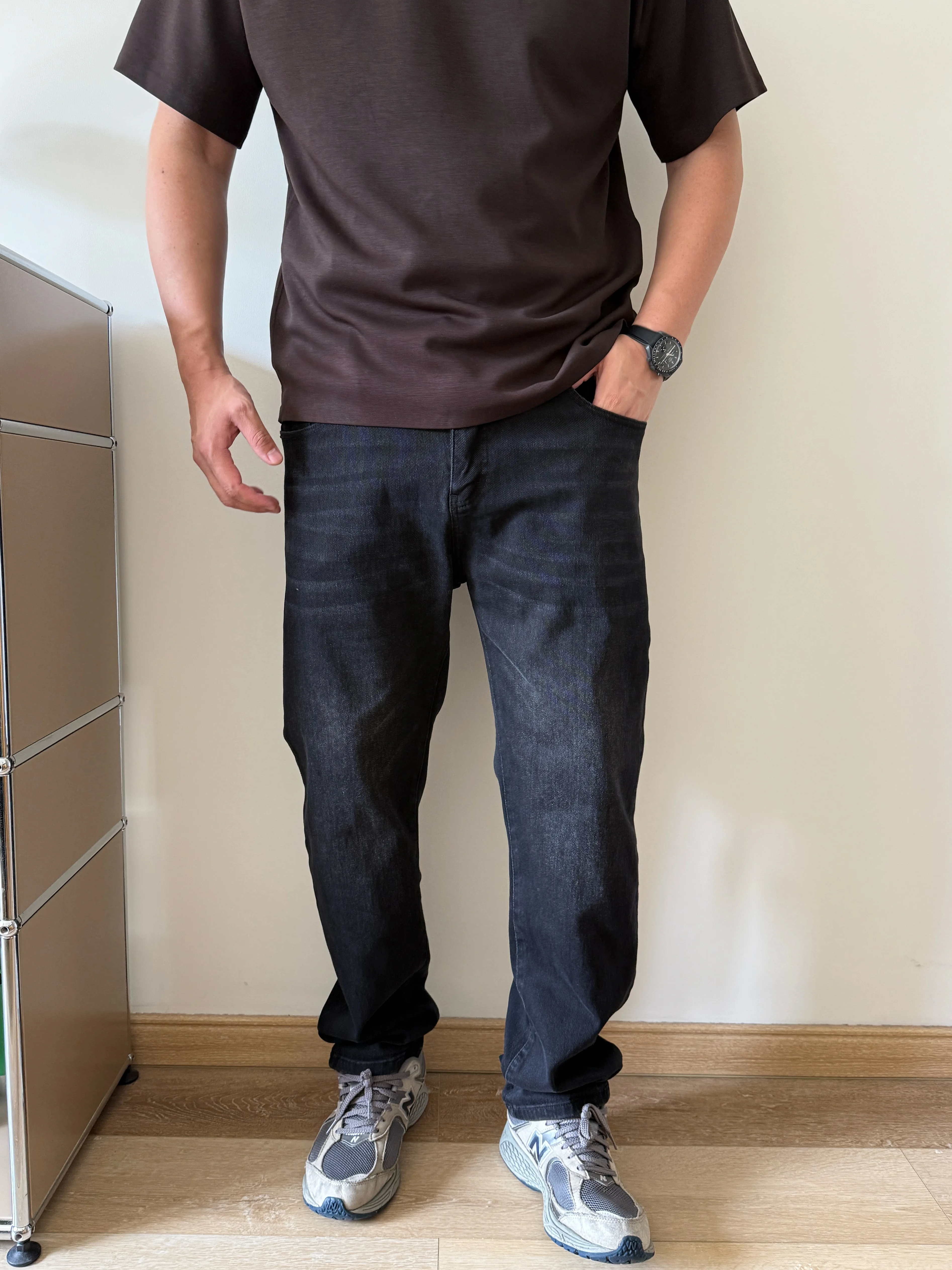 秋用 メンズブラックデニムパンツ：洗い加工とゆったりフィット感で日常使いに最適な選択