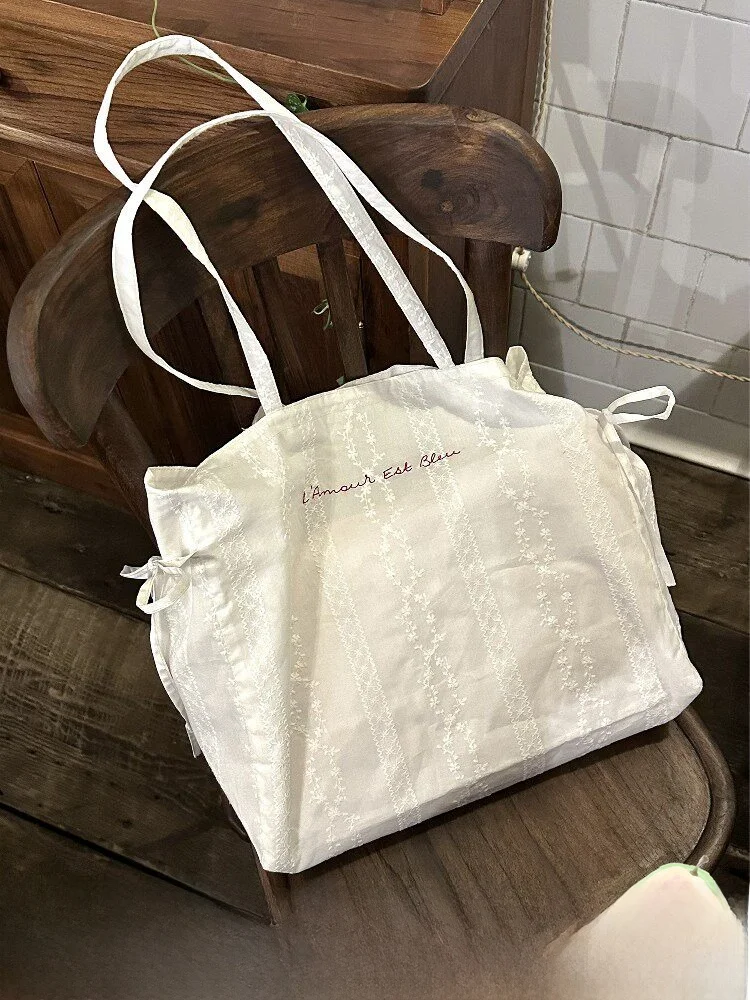 刺繍デザインのキャンバストートバッグ：旅行用・肩掛け対応の実用性と耐久性を検証