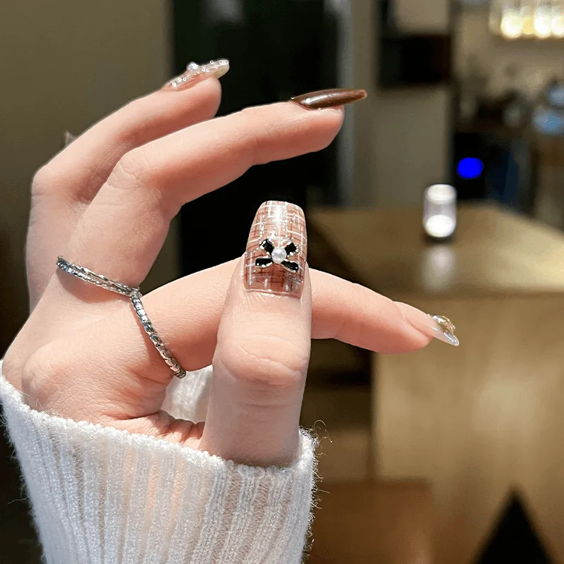 手作りの猫目デザイン爪シール：カフェオレ色とパールチェックで旬のアートを実現