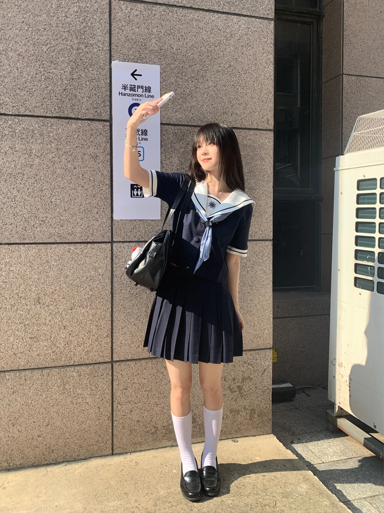 水兵服をどう選ぶ？夏でも冬でも使える「紺色セーラー服」の本当の魅力とは