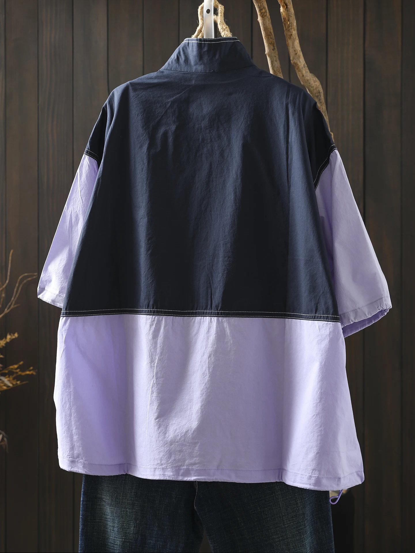 Tシャツを横から着るとき、どうやってスタイリングするの？