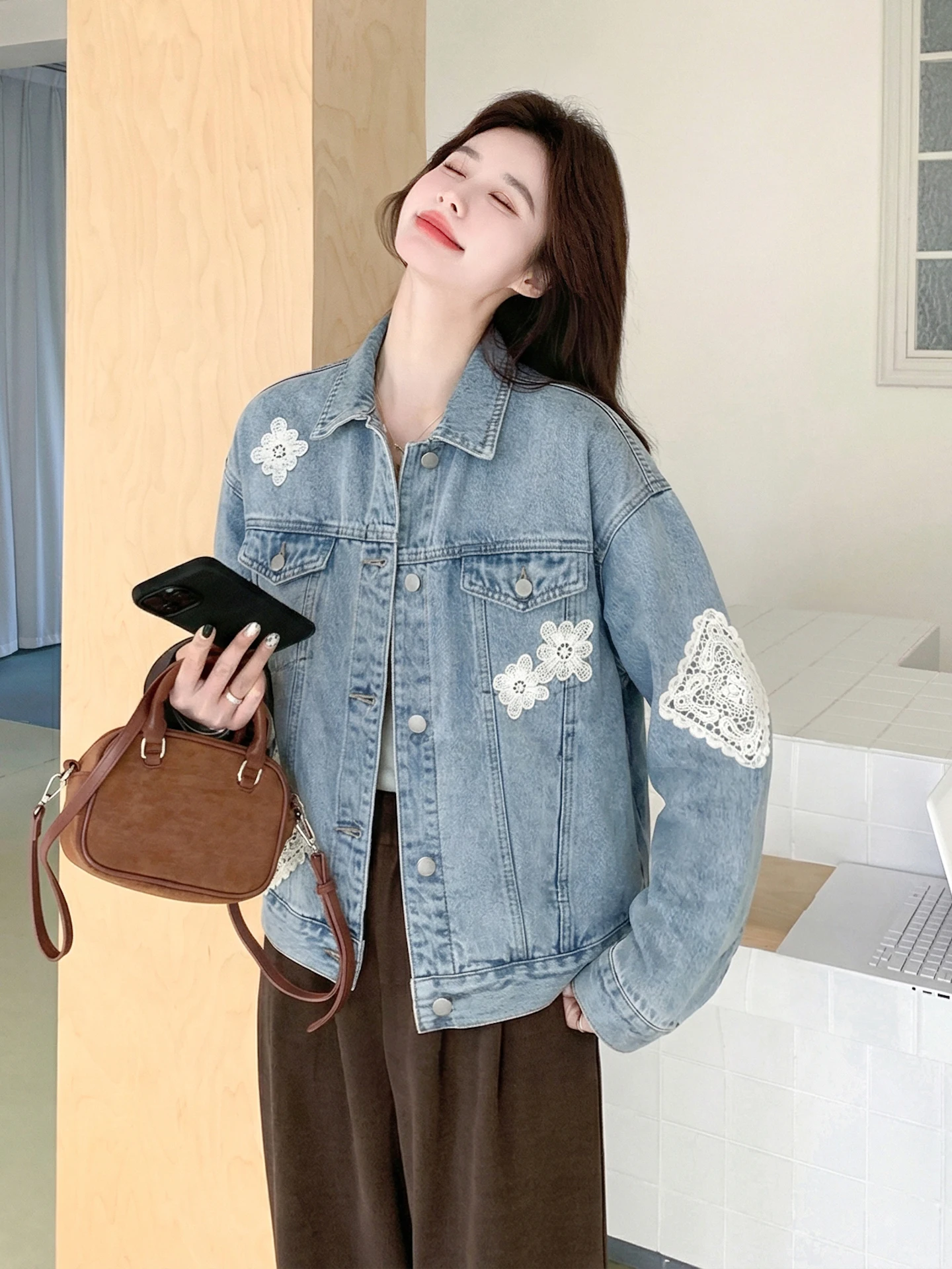 デニム刺繍が本当に注目される理由は？その中でも「ヴィンテージ風のレース花柄ジャケット」を選ぶべきか？