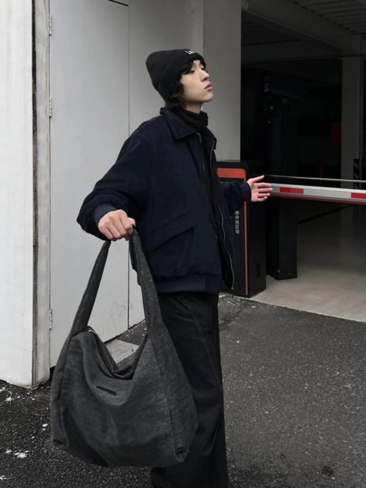 カジュアルキャンバストートバッグ：大容量で通勤・買い物に最適な男性向けアイテム