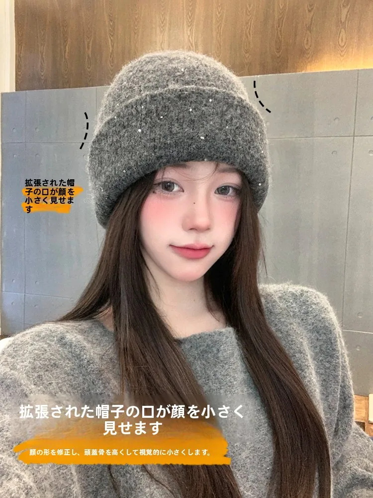 春先に着るニット帽は、華やかさと防寒のバランスを取る必要がある？