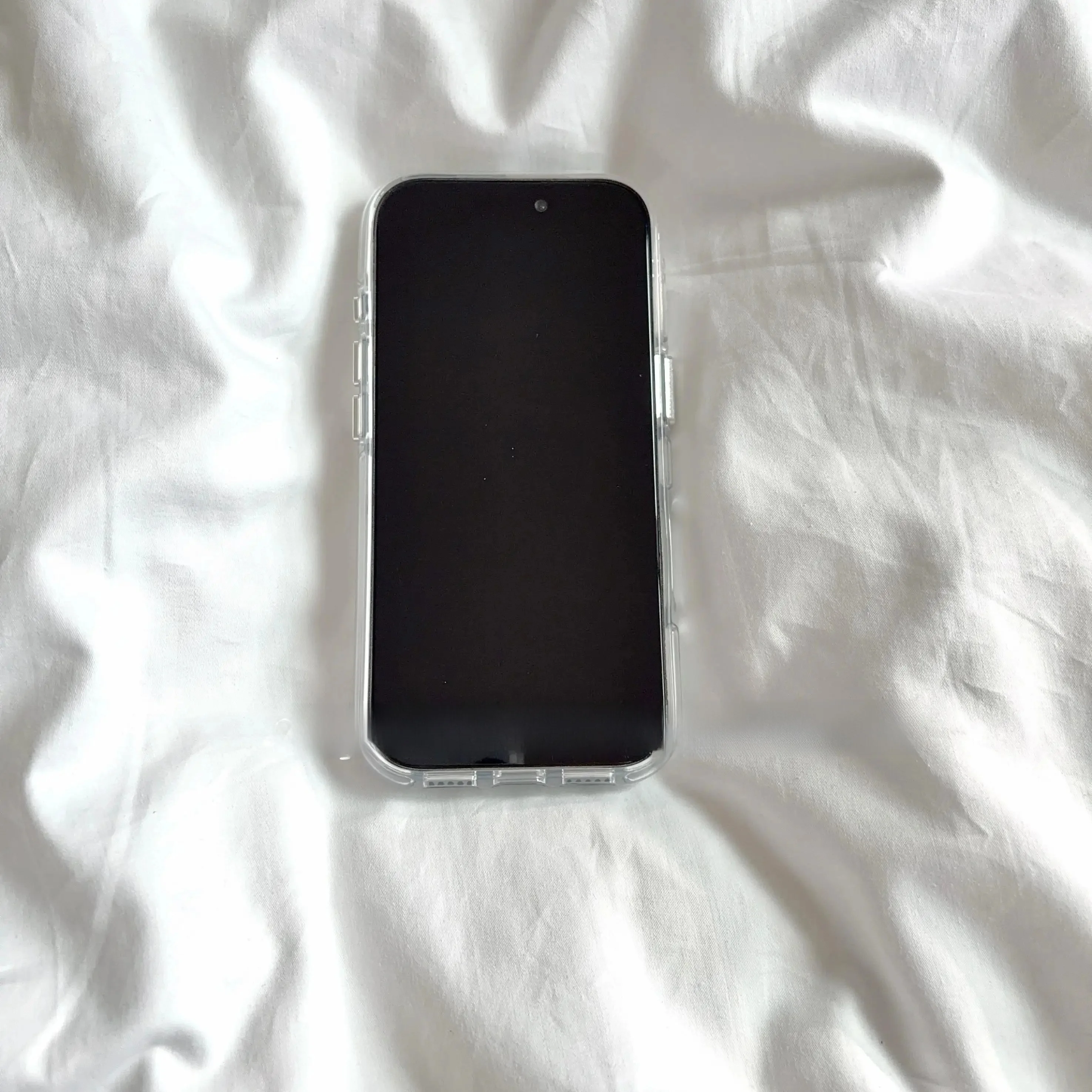 二次元彼女に出会うための第一歩は、スマホケースから始める？
