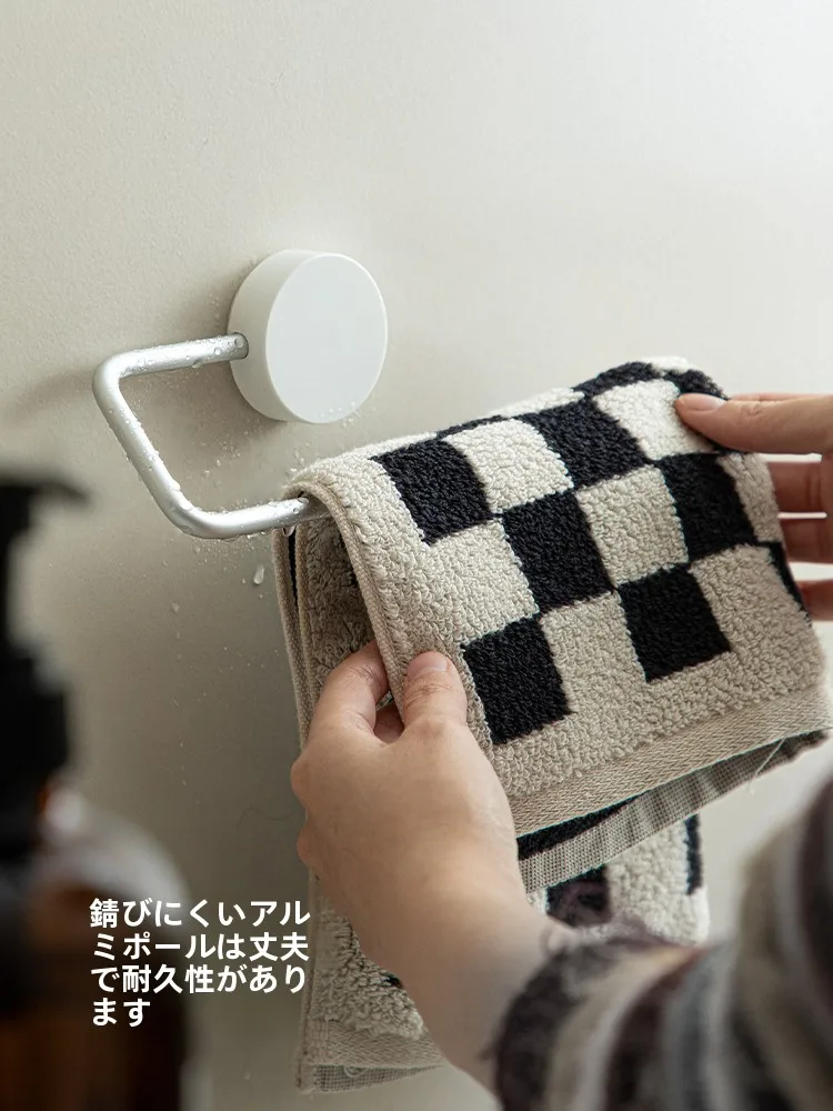 穴あけ不要のタオル掛け：浴室乾燥時間を短縮する多機能ラックの実用性