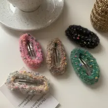 レトロなクリスマスデザインの毛糸編み込みヘアクリップ【カラフル・ふわふわ・秋冬用】