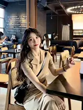 レトロデザインのスーツカラー ワンピース【カーキ・ウエスト絞り・フレアスカート】