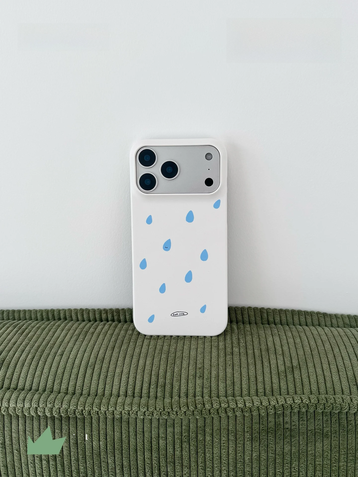 スマホ防滴ケースを選ぶべきタイミングは？小雨滴デザインが伝える、日常の水の美学