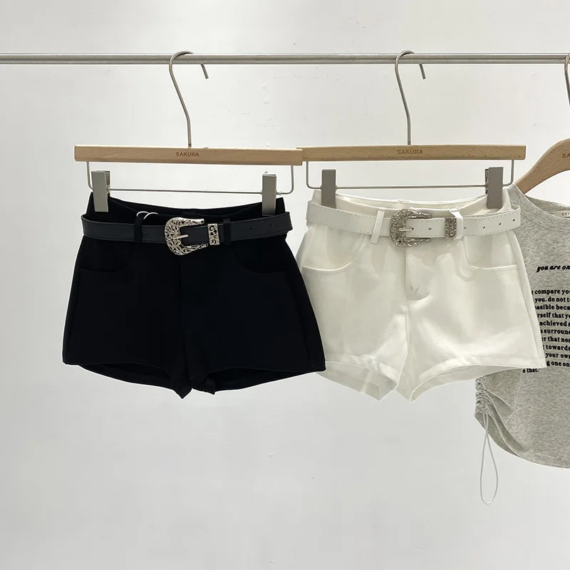 春の白いパンツは、どう選ぶべきか？通勤からデートまで使える1つの答え
