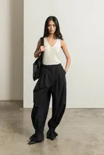 グレー ニットVネック重ね着用 タンクトップ【夏用・フィット・ノースリーブ】