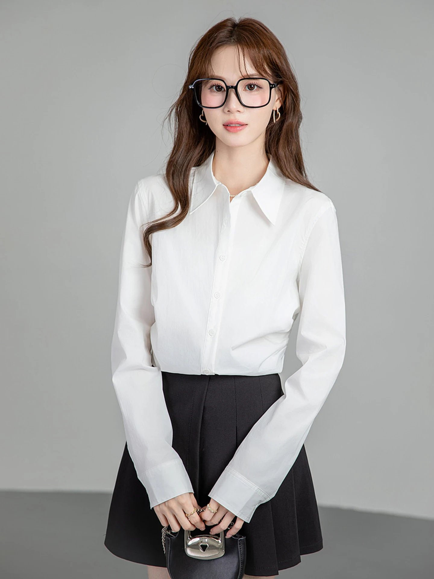 40代の女性がオフィスで体型カバーできる服は？白シャツの選び方と実際の着こなし