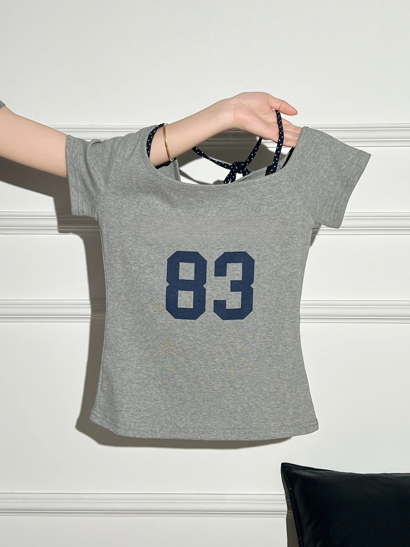 掛けネック半袖Tシャツ：前だけイン ダサいのスタイルと実用性を解説