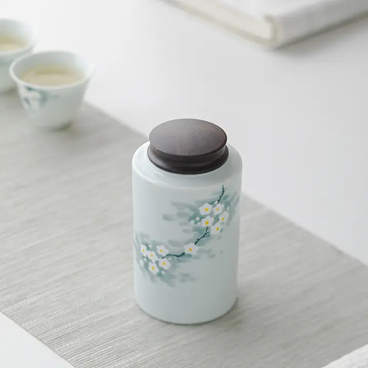手描き春雪デザインの陶器製茶葉保存容器【小サイズ・密閉タイプ】
