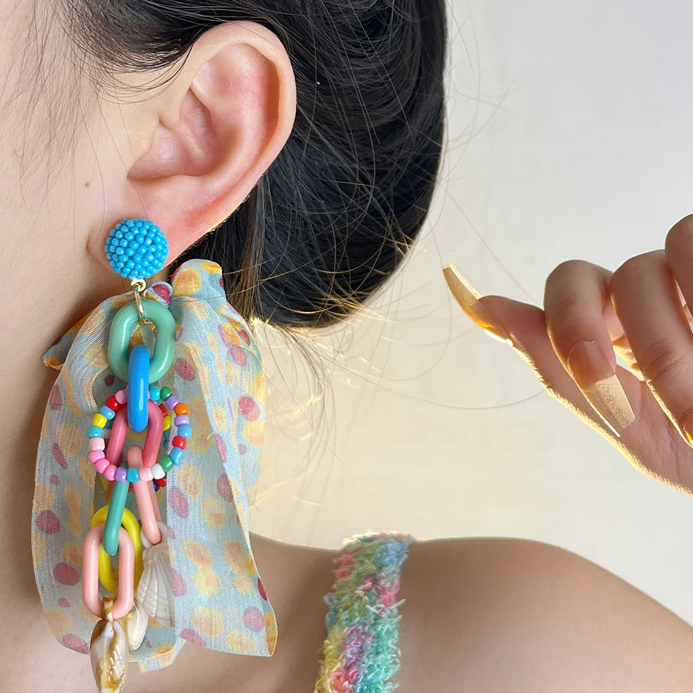 カラフルドットデザインのシフォンリボンピアス：女性向けのトレンドアクセサリーとは