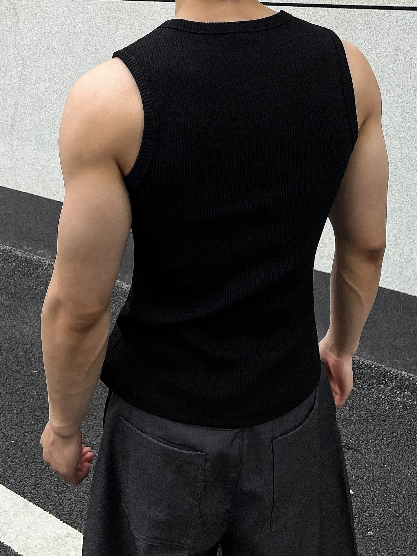 筋肉質160cmメンズファッション：シンプルリブノースリーブタンクトップの実用性と体型への適応