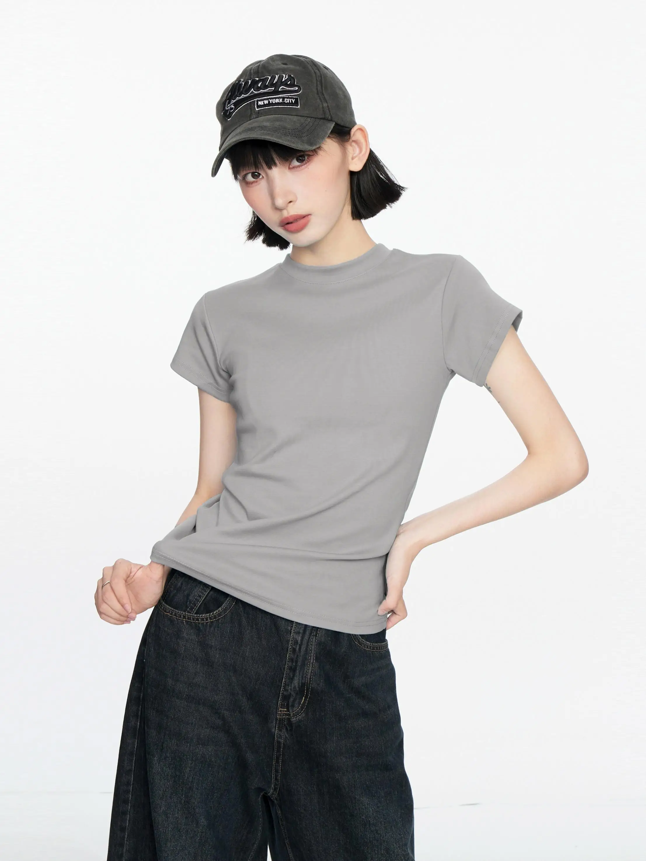 大人可愛いの本質とは？グレーTシャツで自然に実現するスタイルの作り方