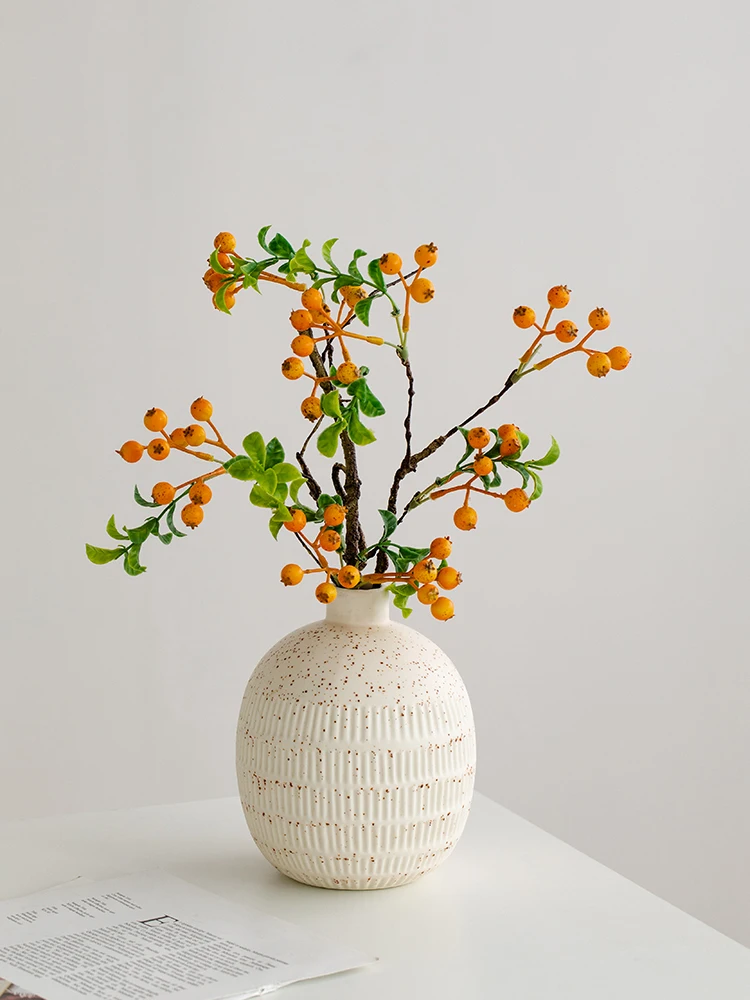 韓国インテリアを再現｜カフェ風部屋の作り方 - 造花付き陶器花瓶のデザインと配置