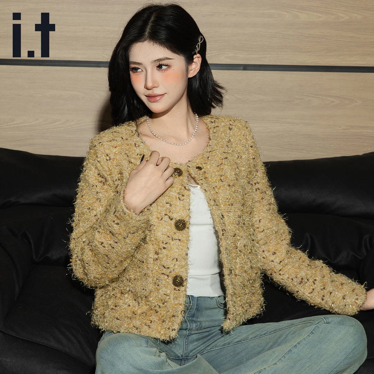 シンプルファッションの秋に、どんなアウターが最も心を和ませるのか？