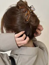 高級感あるアセテート製ハーフムーンヘアクリップ【女性用・シンプルデザイン・後ろ髪用】
