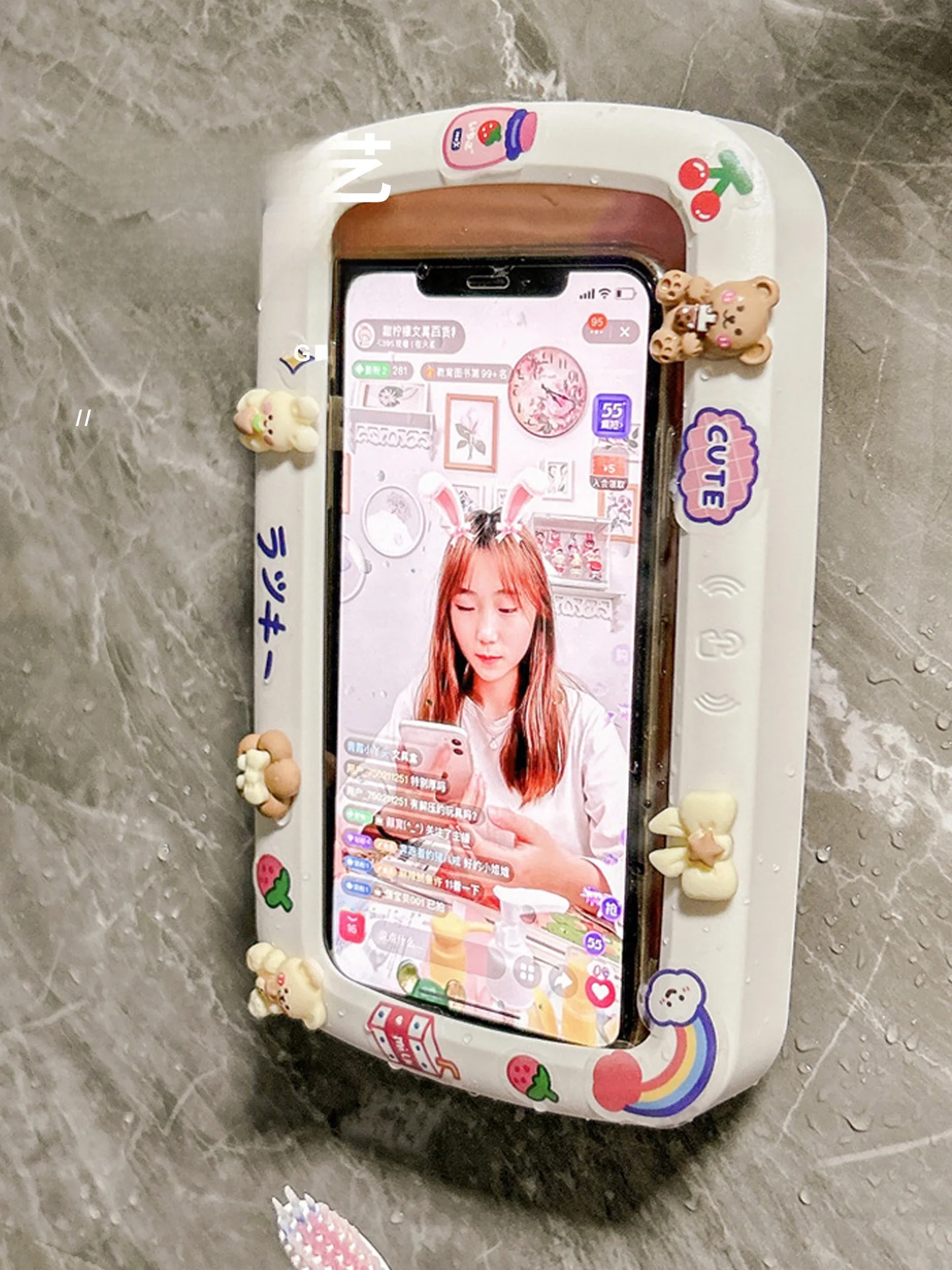浴室用防水スマホスタンド：壁掛けタイプで水滴も気にせずスマホ操作可能