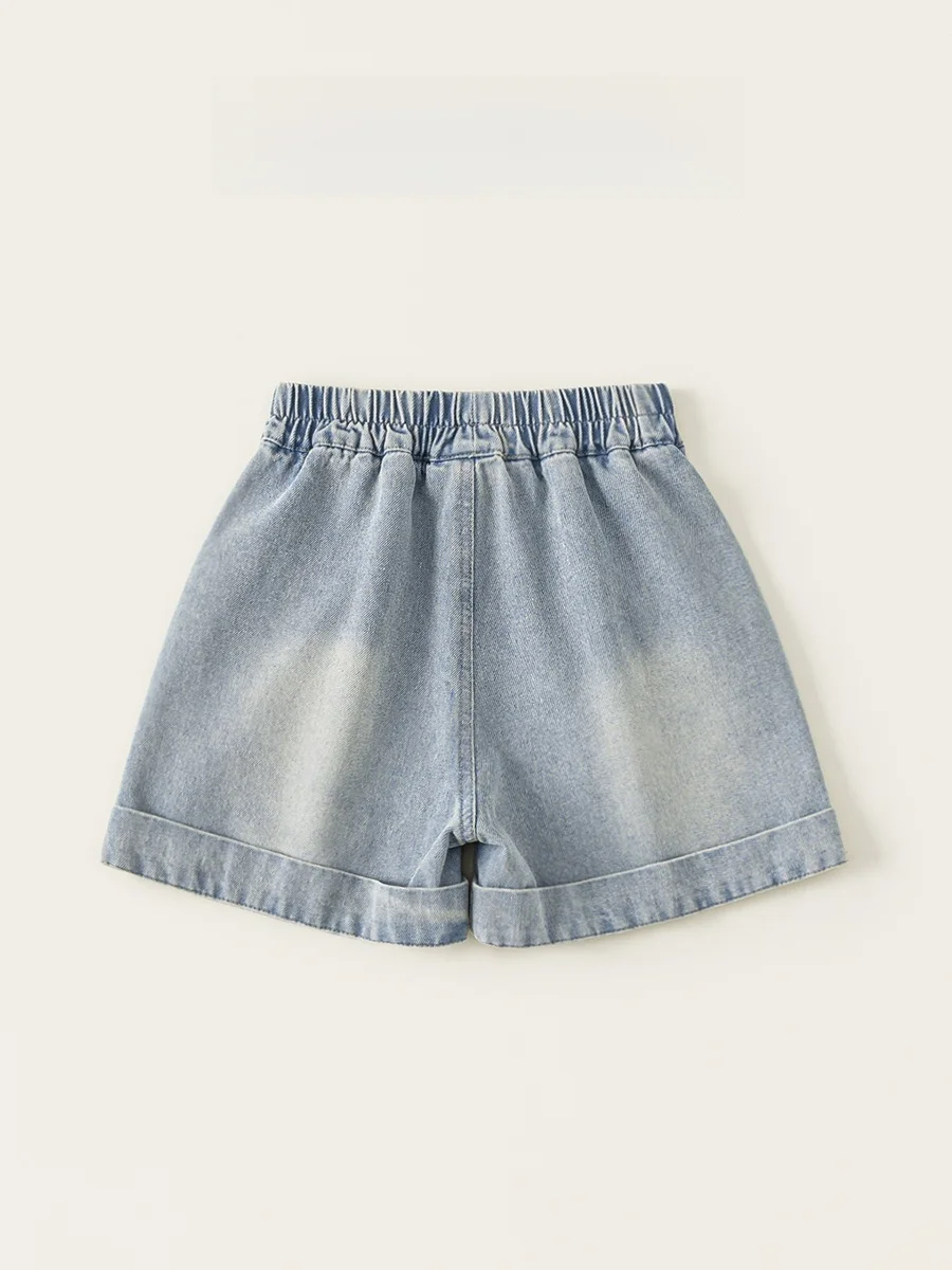 愛らしいハート柄デニムショートパンツ：きれいめコーデに最適な女性用薄手短パン