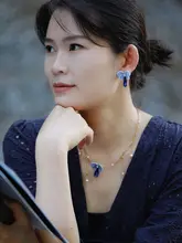 ブルーバタフライデザインの手描き陶器925シルバーイヤリング【レトロ花柄・小ぶり】