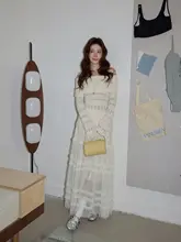 アプリコットカラーのオフショルダー ニットセーター【長袖・上品なフィット感】