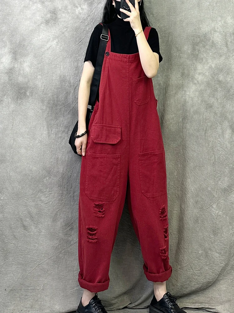 個性的デザインの破れ加工サロペットパンツ：田舎で着るおすすめのゆったりシルエットスタイル