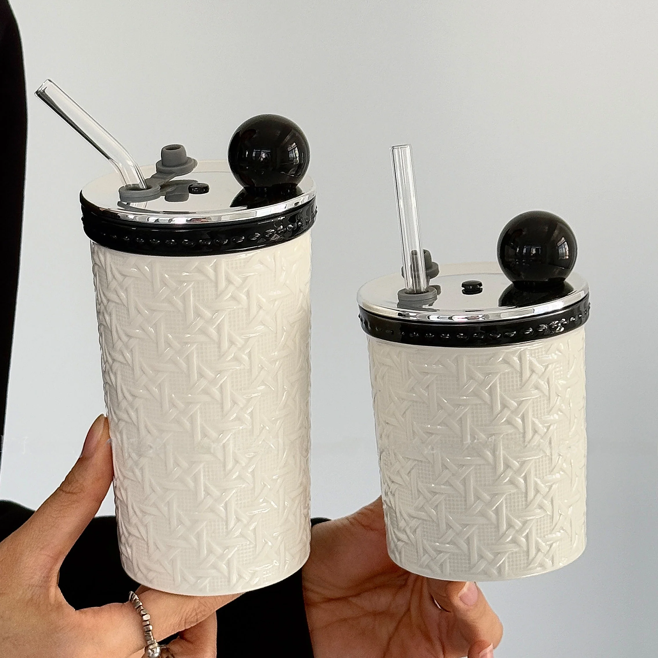 レトロなブラックラタン編みデザインの陶器製マグカップ【蓋付き】の実用性と選定基準