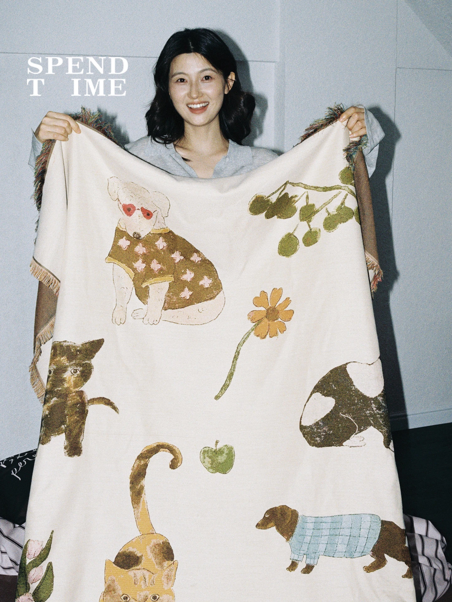 オリジナルアートデザインの猫柄ひざ掛け：インテリアにふさわしいスタイリッシュな猫グッズ