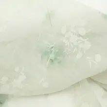 薄手透け感のあるグレーグリーンのバラ柄と小さな桜のジャカード天絲リネン生地（セットアップ対応）