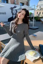 グレーのツイスト編み長袖ニットワンピース【ハイウエスト・スリムシルエット・春用】