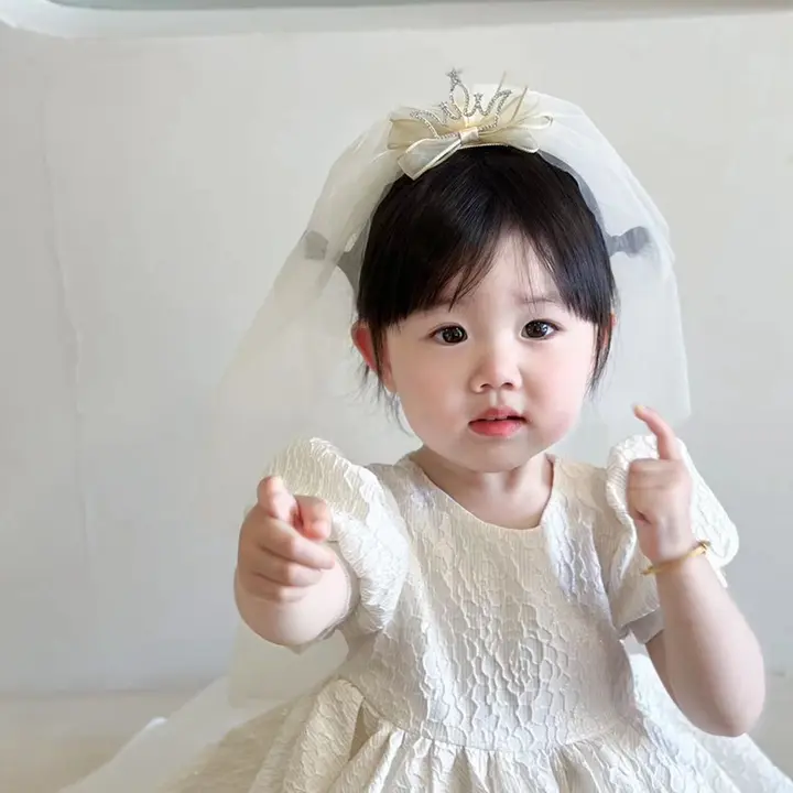 立体的な王冠デザインのベビー用ヘアクリップ【誕生日やパーティーに最適・おしゃれでかわいい】