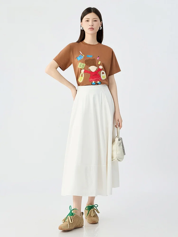 刺繍デザインのフィットTシャツ：女性向けカジュアルスタイルの実用性とデザイン性