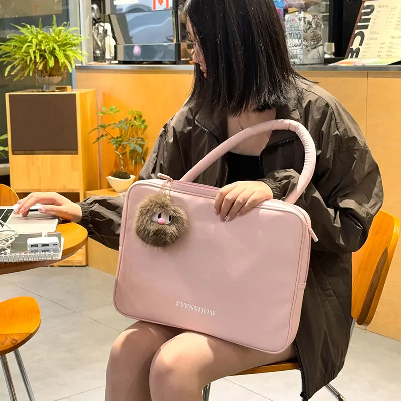 A4ショルダーバッグはどれくらいのサイズが適しているの？女性に最適な高級感あるノートパソコンバッグの選び方