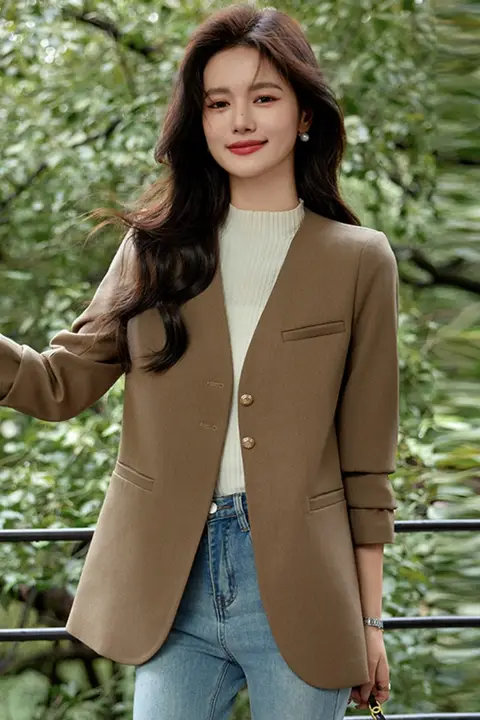 カフェカラーの女性用ノーカラージャケット【カジュアル・秋春用・スリムフィット・小柄向け】
