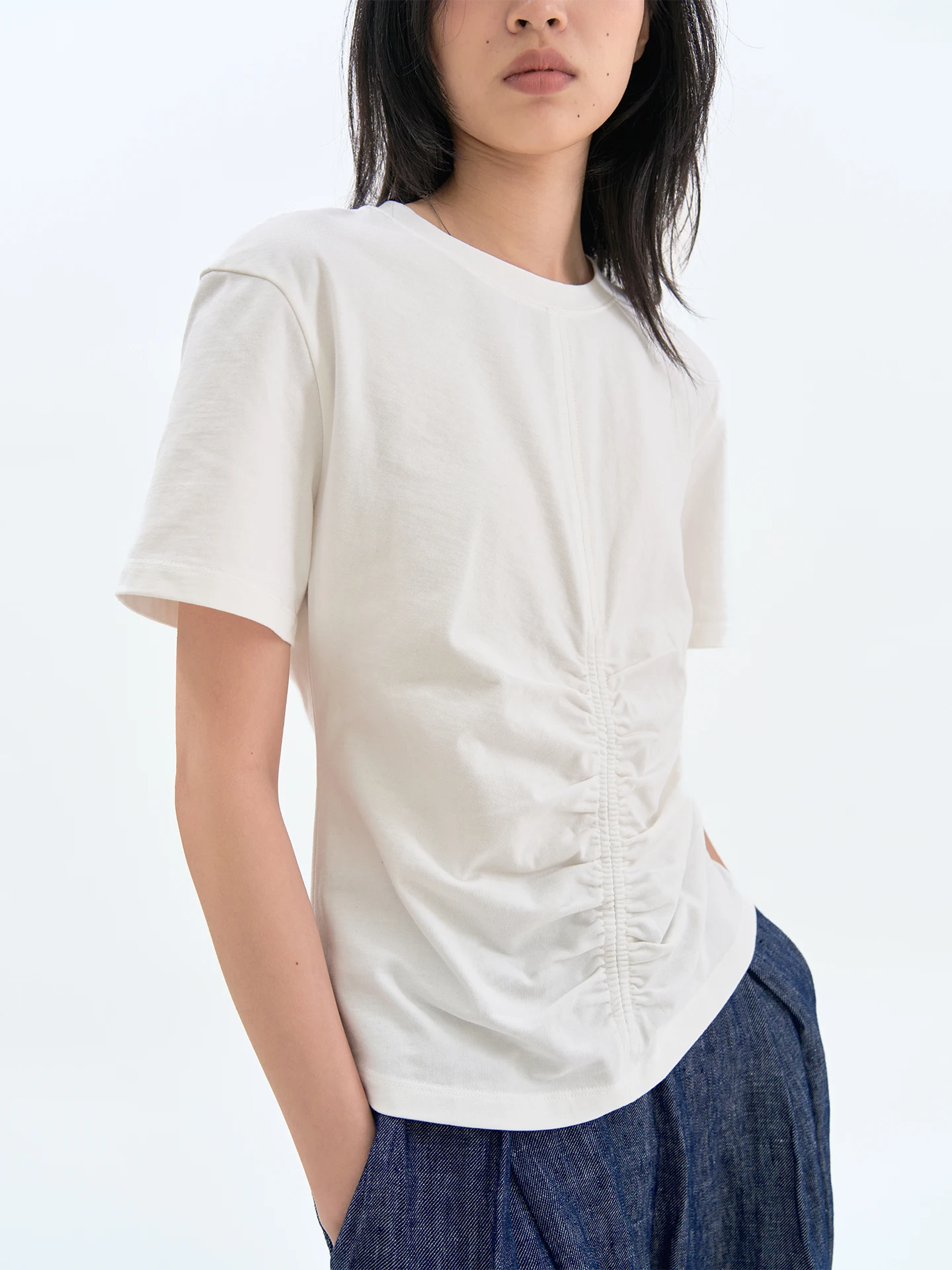 「Tシャツズボンに入れる」のは可能？黒白のシンプルTシャツが通勤スタイルを救う理由