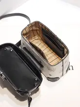 高級感あるレザー製ボックスショルダーバッグ【黒白・小型・斜め掛け】