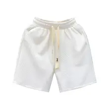 シンプルで高級感のある白色の暗い花柄ショートパンツ【夏用・カジュアル・ビーチウェア】（セットアップ対応）