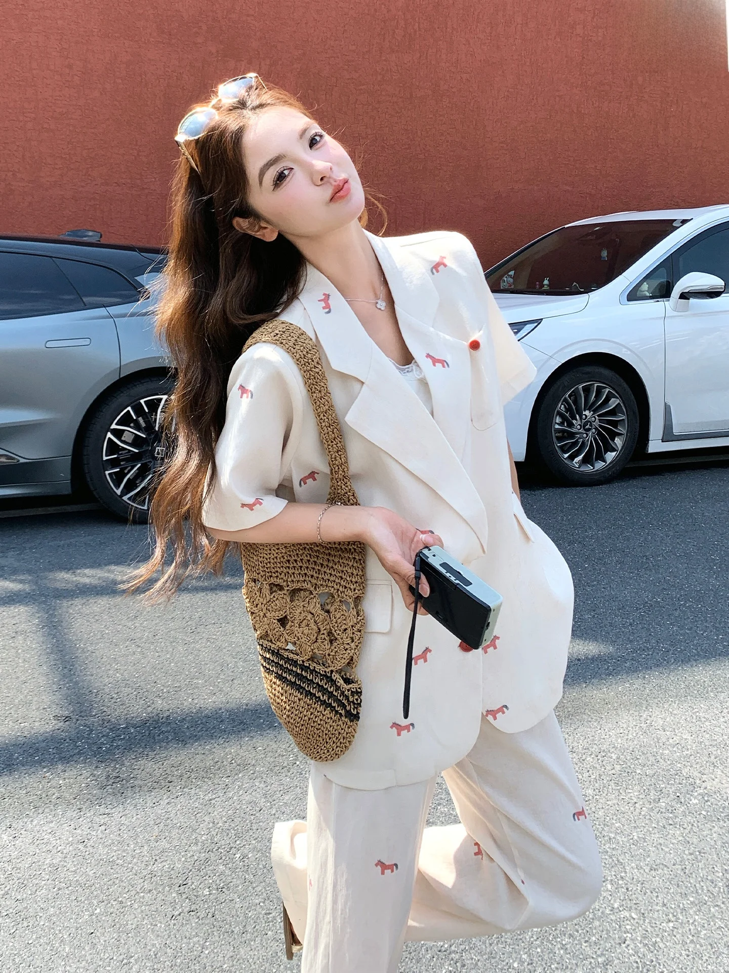 小馬プリントのショートスリーブジャケットとワイドパンツセット：通勤風のカジュアルスタイルを実現