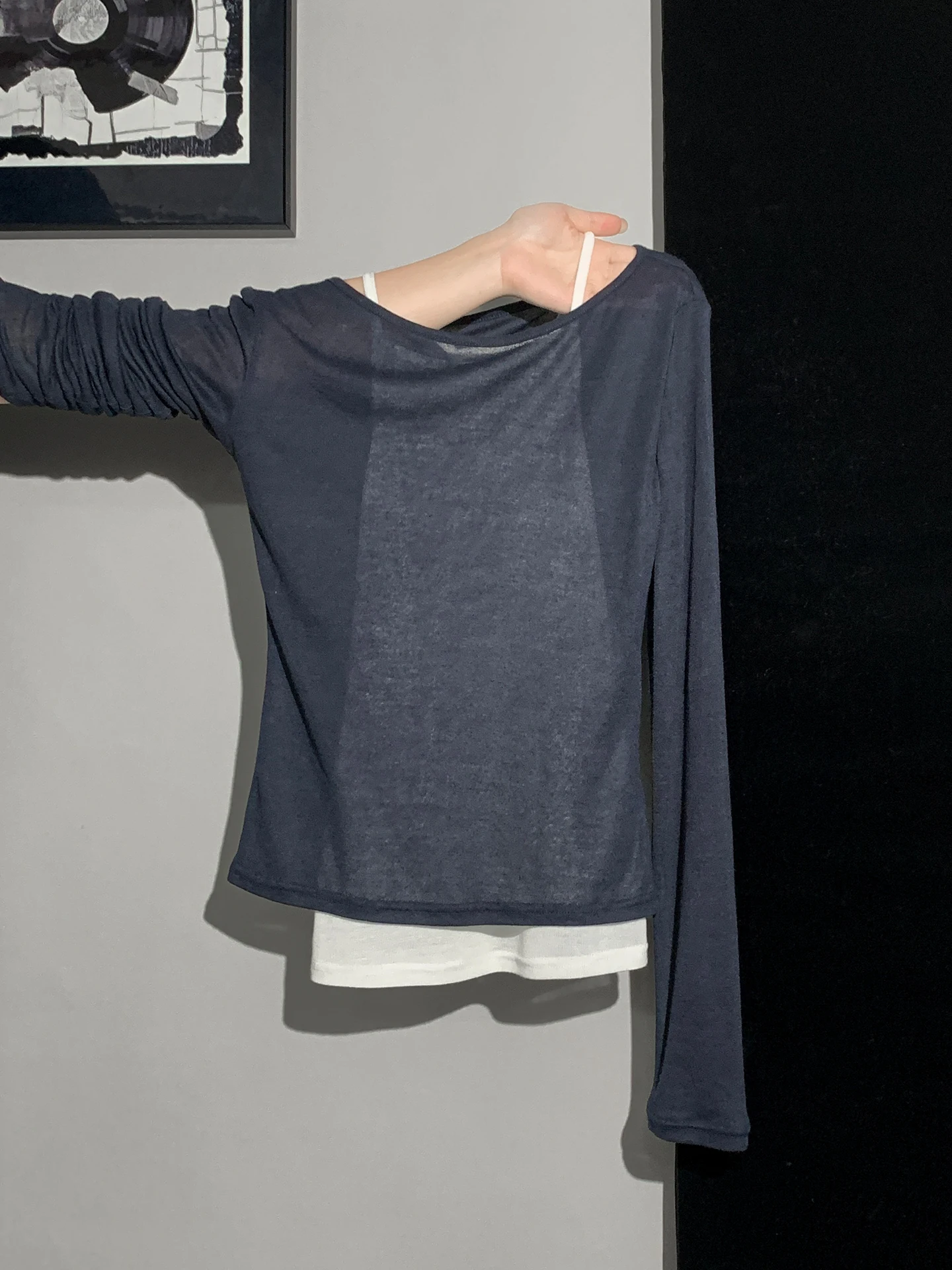 通勤風のTシャツの下に着る長袖をどう選ぶ？AUSIIの深い青の微透け長袖が解決する理由
