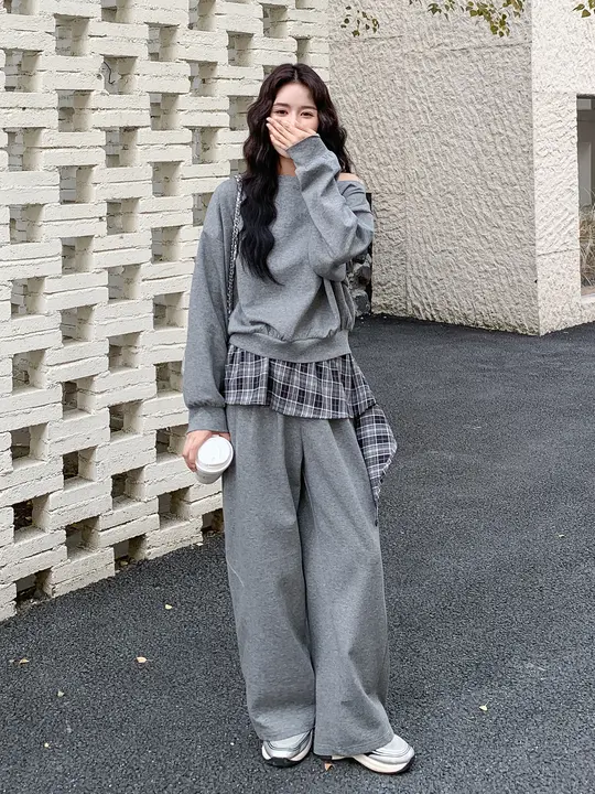 グレーの秋のスタイル！オフショルダーのパーカーとチェック柄ワイドパンツ（セットアップ対応）