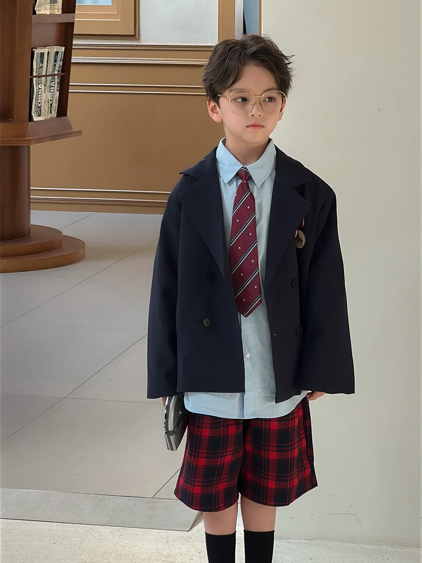 男子小学生春季西洋風スーツジャケット：学院スタイルに最適なデザインと機能性