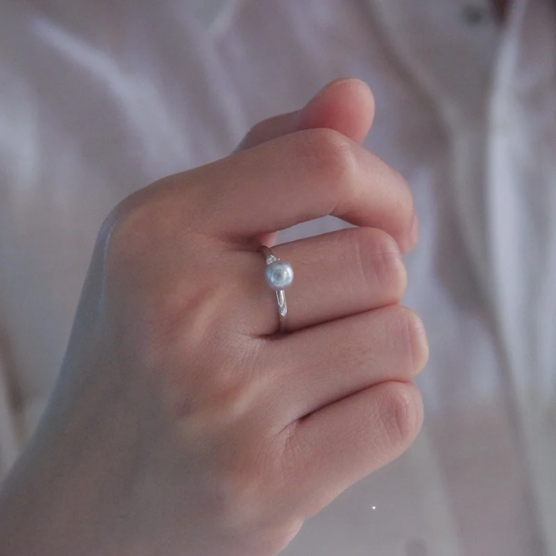 天然海水真珠のシルバーリング：40代女性に最適な軽やかなデザインと調整可能な花柄リング